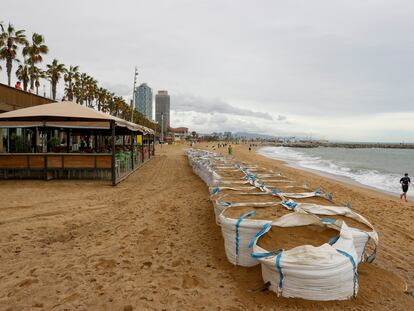 Sacos llenos de arena para proteger la playa de la Barceloneta, el pasado 31 de marzo.