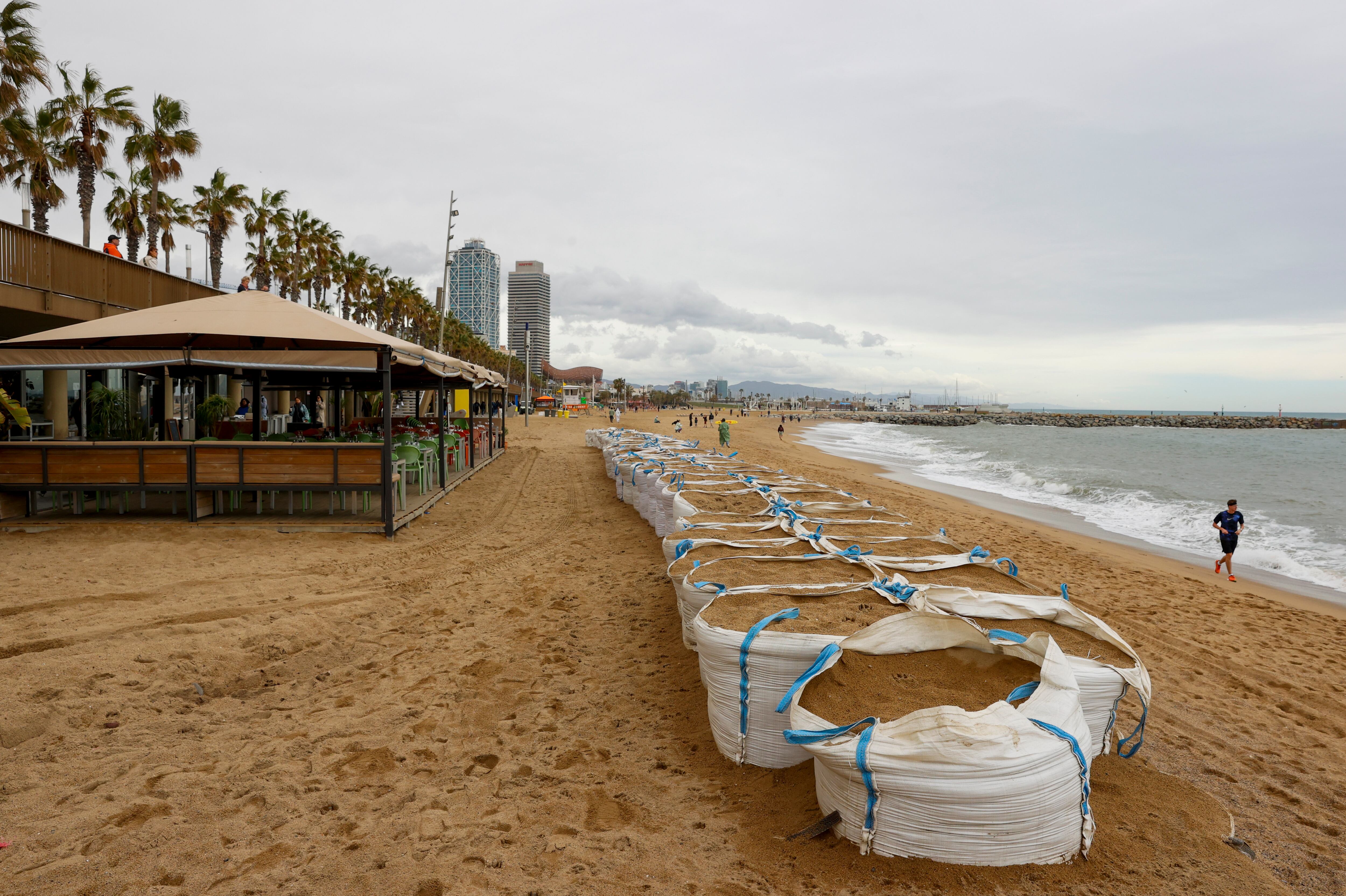 Sacos llenos de arena para proteger la playa de la Barceloneta, el pasado 31 de marzo.