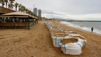 Sacos llenos de arena para proteger la playa de la Barceloneta, el pasado 31 de marzo.