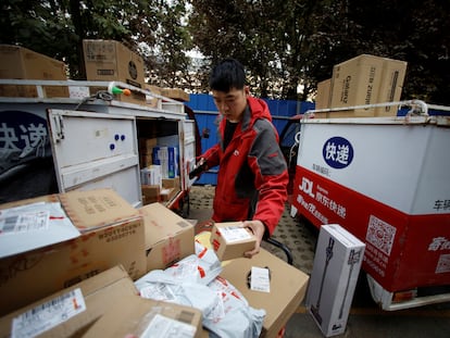 Reparto de paquetes en el centro de logística de JD, en Pekín, durante el Día de los Solteros.