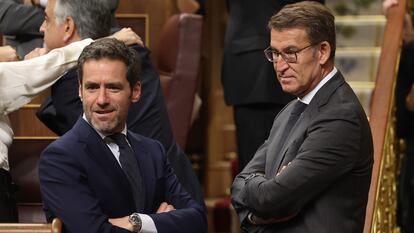 Borja Sémper y Alberto Núñez Feijóo, durante la investidura de Pedro Sánchez.