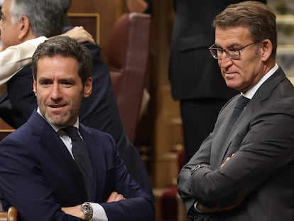 Borja Sémper y Alberto Núñez Feijóo, durante la investidura de Pedro Sánchez.