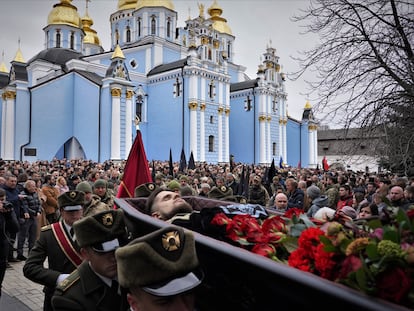 Una guardia honor traslada el féretro de Dmitro Kotsiubailo 'Da Vinci' tras ser velado en la catedral de San Miguel, en Kiev.