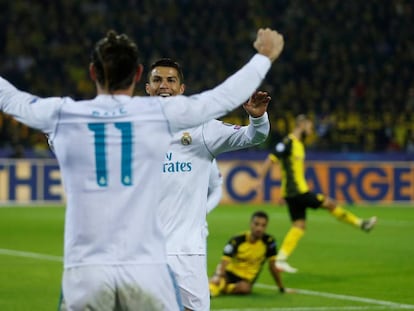 Cristiano Ronaldo e Bale comemoram gol sobre o Dortmund.