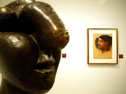 Aspecto parcial de la exposición, con una escultura y un dibujo de Picasso.