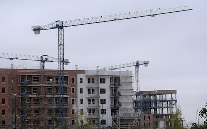 Varias grúas en una promoción de viviendas en Palmas Altas de Sevilla. 