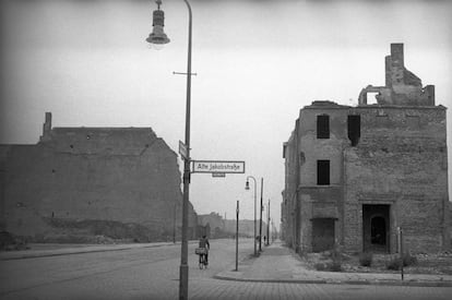 En 1955, diez años después de la Segunda Guerra Mundial, Berlín estaba aún lleno de espacios abandonados con ruinas y escombros.