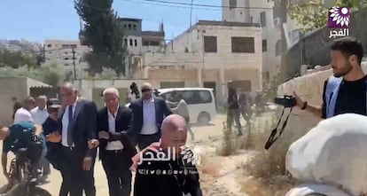 Un grupo de personas huye después de que se escuchen varios disparos del ejército israelí en Yenín, Cisjordania, este miércoles, durante la visita de una delegación de diplomáticos de varios países. Captura de un vídeo distribuido por el Ministerio de Exteriores palestino.
