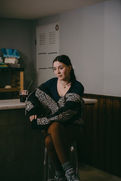Rocío Ibeas (Burgos, 23 años) junto a la barra del bar de La Nuez de Abajo.