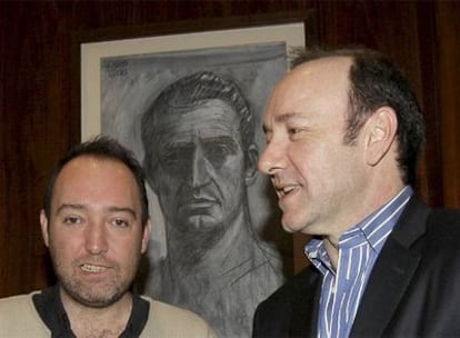 Kevin Spacey y, a la izquierda, Natalio Grueso, director del Niemeyer.