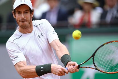 Andy Murray devuelve la bola lanzada por Djokovic.