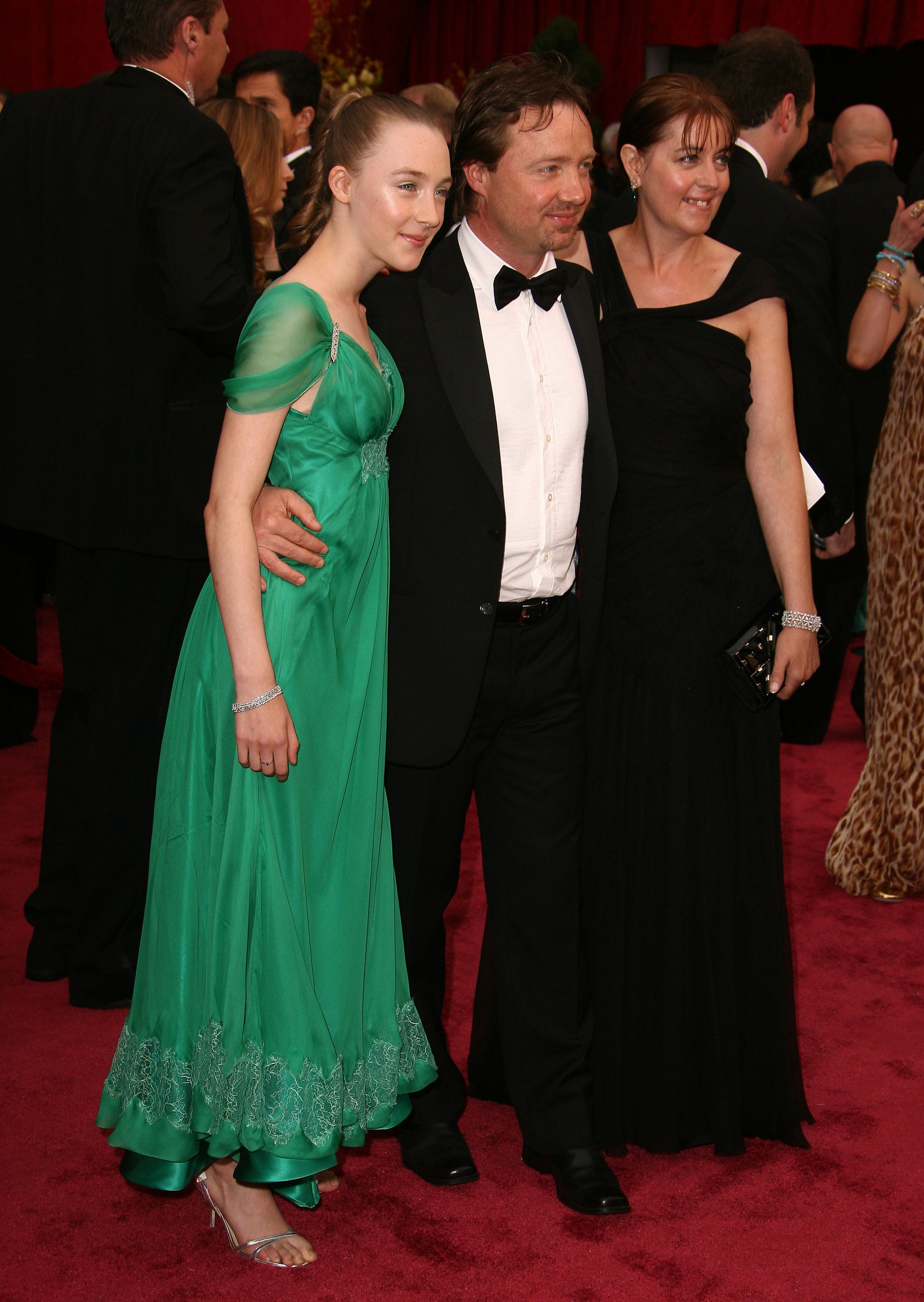 Saoirse Ronan, la musa de Greta Gerwig que quiere ser discreta pero se ha hecho viral por callar a cuatro hombres 2 La actriz Saoirse Ronan, acompañada de sus padres, en la alfombra roja de los premios Oscar de 2008.