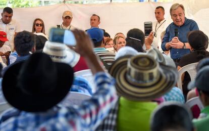 El secretario general de la ONU, Ant&oacute;nio Guterres, a la derecha, se dirige a una comunidad del municipio de Mesetas, en el centro de Colombia, durante la visita a una zona de transici&oacute;n de las FARC. 