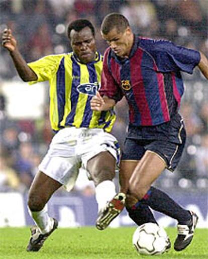 Rivaldo intenta controlar un balón ante un defensa del Fenerbahce.