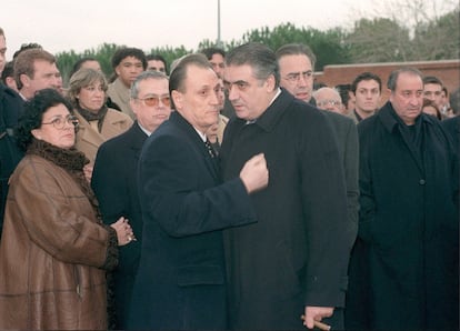 Manuel Ruiz Lopera junto a Lorenzo Sanz y Jesús Gil (a la derecha), en el entierro del presidente del Valladolid, Marcos Fernández Fernández, en el cementerio de Pozuelo de Alarcón (Madrid), el 10 de enero de 1998. 