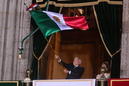 AMLO ondea la bandera de México