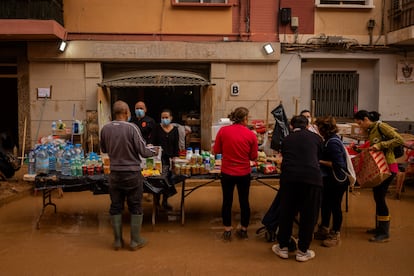 Voluntarias y voluntarios reparten agua y comida en el centro de Paiporta, sbado 2 de noviembre de 2024.