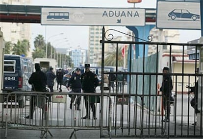Policías españoles vigilan la frontera de Gibraltar durante el cierre de ayer.