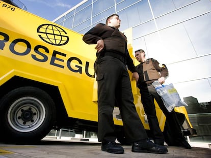 Un furgón de Prosegur recoge efectivo de un negocio.
