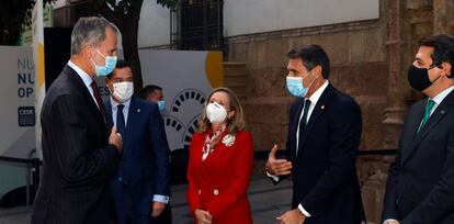 El Rey Felipe VI a su llegada a la clausura del XX Congreso Directivos CEDE, en Córdoba, junto a la vicepresidenta primera, Nadia Calviño, y el presidente de Andalucía, Juanma Moreno