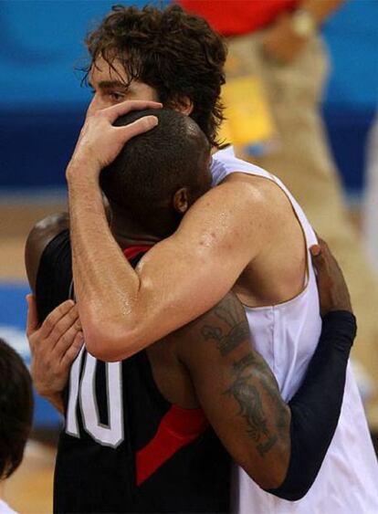 Pau Gasol se abraza a su compañero de equipo en la NBA Kobe Bryant tras la final de Pekín