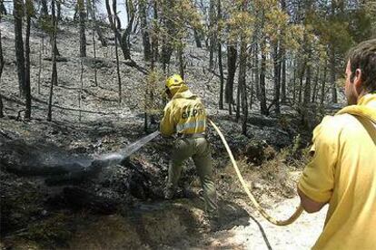 Dos operarios trabajan en la extinción de un incendio en Lleida.