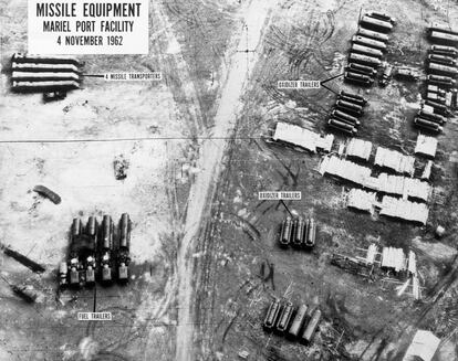 Fotografía captada por un avión espía norteamericano en noviembre de 1962 que muestra el despliegue de rampas de lanzamiento de cohetes nucleares en el puerto de Mariel durante la crisis de los misiles.