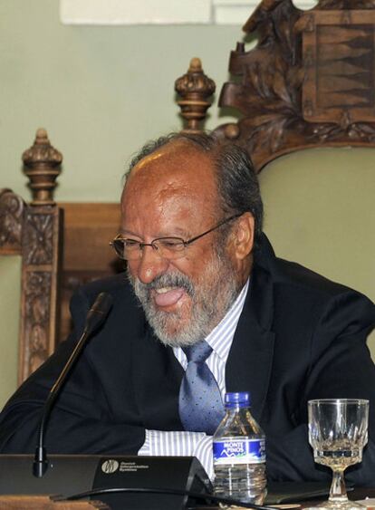 Javier León de la Riva, alcalde de Valladolid, se ríe durante un pleno municipal en septiembre de 2009.