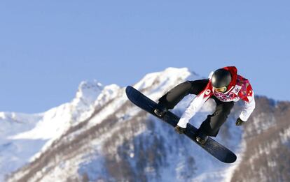 El canadiense Mark McMorris realiza un salto de snowboard slopestyle durante la semifinal masculina en los Juegos Olímpicos de Sochi.