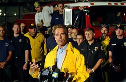 Arnold Schwarzenegger, con una cazadora del cuerpo de bomberos, durante una rueda de prensa en San Bernardino.