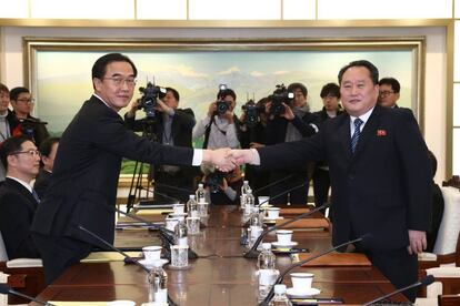 Los líderes de las delegaciones de Corea del Sur y del Norte, antes de comenzar el encuentro.