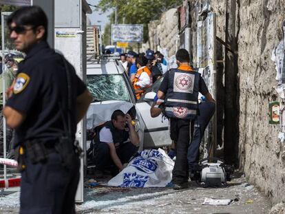 Servicios m&eacute;dicos israel&iacute;es act&uacute;an en el lugar de un atentado en Jerusal&eacute;n.