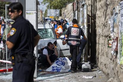 Equipes de socorro israelenses no local de um atentado em Jerusalém.