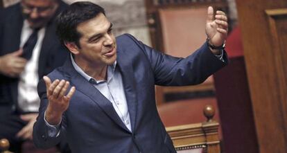 El primer ministro griego Alexis Tsipras asiste a la sesi&oacute;n parlamentaria en Atenas (Grecia), el 22 de julio de 2015.