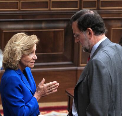 Rajoy y Salgado conversan en el Congreso, antes de la votación de la reforma de la Constitución.