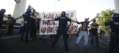 Manifestantes cortan un acceso al puente 25 de Abril en Lisboa, durante la huelga general del pasado 27 de junio.