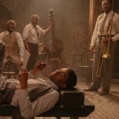 Chadwick Boseman, en primer plano, en 'La madre del blues'.