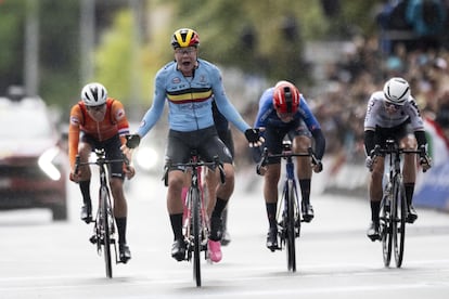 Kopecky celebra su victoria al sprint frente a la Ópera de Zúrich.