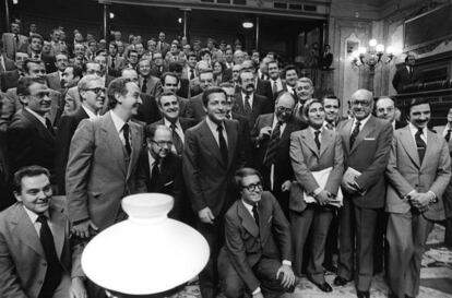 Suárez, miembros de su Gobierno y parlamentarios de UCD posan tras la aprobación de la Constitución en el Parlamento el 31 de octubre de 1978.