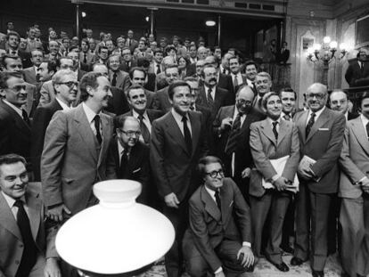 Suárez, miembros de su Gobierno y parlamentarios de UCD posan tras la aprobación de la Constitución en el Parlamento el 31 de octubre de 1978.