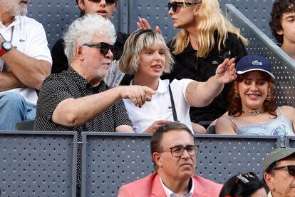 El cineasta español Pedro Almodóvar y la cantante Nathy Peluso, en las gradas del estadio Manolo Santana. 
