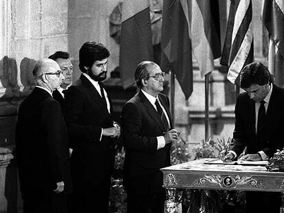 Felipe González, Fernando Morán (centro) y Manuel Marín (izquierda) firman el tratado de adhesión de España a la Comunidad Europea en junio de 1985.