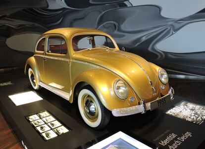 El Escarabajo de Volkswagen mantuvo invariable su forma redondeada desde el comienzo de su fabricación a gran escala en 1945 hasta que dejó de producirse en 2003. Mantener su forma tradicional, incluso cuando la aparición de modelos más grandes y amplios lo hicieron parecer anticuado, ayudó a conservar su cualidad de producto único.