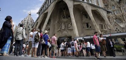 Cola de turistas en la Sagrada Familia de Barcelona. 