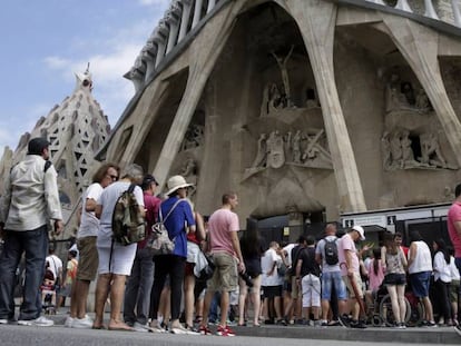 Cola de turistas en la Sagrada Familia de Barcelona. 