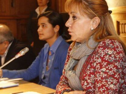 Montserrat Triana Mart&iacute;nez, sentada a la izquierda, junto a Isabel Carrasco, en la firma de un convenio. 