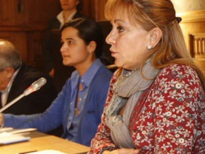 Montserrat Triana Martínez, sentada a la izquierda, junto a Isabel Carrasco, en la firma de un convenio.