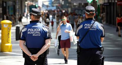 Dos agentes de la Policía Municipal de Madrid en julio de 2017.