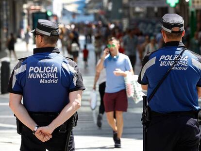 Dos agentes de la Policía Municipal de Madrid en julio de 2017.