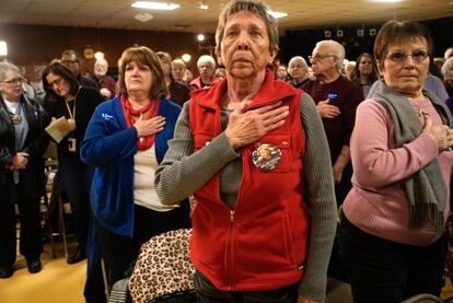 Los espectadores escuchan el himno de Estados Unidos, que marca el comienzo de todos los discursos.